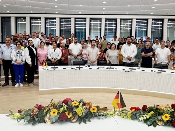 In einem feierlichen Rahmen erhielten Menschen aus 20 verschiedenen Herkunftsländern im Kreishaus Lüdenscheid die deutsche Staatsbürgerschaft. Foto: Alexander Bange / Märkischer Kreis