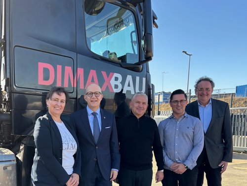 Landrat Ralf Schwarzkopf (2.v.l.) und GWS-Geschäftsführer Jochen Schröder (1.v.r.) besuchten das Familienunternehmen DIMAXBAU im Gewerbegebiet Altena-Rosmart. Auf dem Foto: Hannah, Jörg und Dieter Sanygin. Foto: Ulla Erkens/Märkischer Kreis