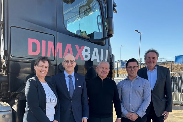 Landrat Ralf Schwarzkopf (2.v.l.) und GWS-Geschäftsführer Jochen Schröder (1.v.r.) besuchten das Familienunternehmen DIMAXBAU im Gewerbegebiet Altena-Rosmart. Auf dem Foto: Hannah, Jörg und Dieter Sanygin. Foto: Ulla Erkens/Märkischer Kreis