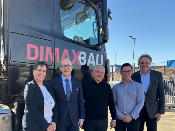 Landrat Ralf Schwarzkopf (2.v.l.) und GWS-Geschäftsführer Jochen Schröder (1.v.r.) besuchten das Familienunternehmen DIMAXBAU im Gewerbegebiet Altena-Rosmart. Auf dem Foto: Hannah, Jörg und Dieter Sanygin. Foto: Ulla Erkens/Märkischer Kreis