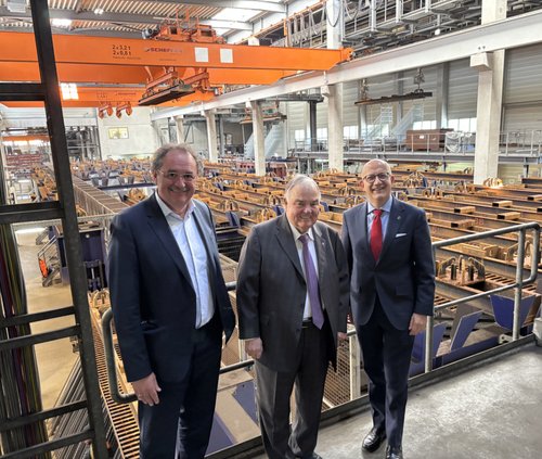 Unser Bild zeigt (von links): GWS-Geschäftsführer Jochen Schröder, Ulrich Bettermann und Landrat Ralf Schwarzkopf. Foto: Alexander Bange / Märkischer Kreis