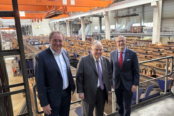 Unser Bild zeigt (von links): GWS-Geschäftsführer Jochen Schröder, Ulrich Bettermann und Landrat Ralf Schwarzkopf. Foto: Alexander Bange / Märkischer Kreis