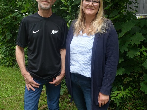 Dirk Hillebrand-Caviola von der Selbsthilfegruppe Freundeskreis Menden und Mareike Deitmerg vom Sozialpsychiatrischen Dienst des Märkischen Kreises engagieren sich für den Aufbau eines Lotsennetzwerkes und werben für das neue Angebot für Menschen mit einer Abhängigkeitserkrankung im nördlichen Kreisgebiet. Foto: Ina Rath von der Selbsthilfekontaktstelle des Märkischen Kreise (Paritätischer Wohlfahrtsverband) 
