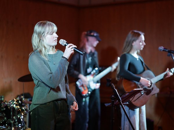 Wertvolle Band- und Bühnenerfahrung vermittelt das Bandcamp der KultStädte eV mit Unterstützung des Märkischen Kreises und der  Muscistore Musikschule. 35 junge Musiktalente zwischen neun und 27 ptäsentierten ihre Workshop-Ergebnisse in der besonderen Kulisse des Klosters Ommerborn in Wipperfürth. Foto: KultStädte e.V.