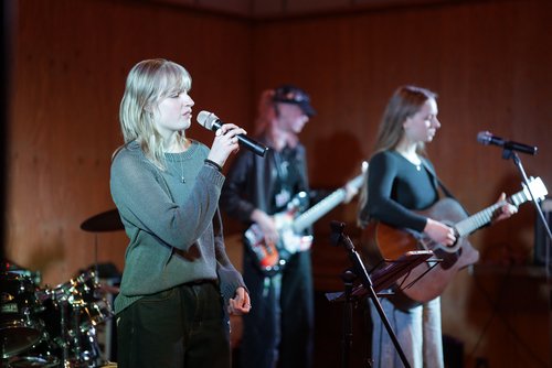 Wertvolle Band- und Bühnenerfahrung vermittelt das Bandcamp der KultStädte eV mit Unterstützung des Märkischen Kreises und der  Muscistore Musikschule. 35 junge Musiktalente zwischen neun und 27 ptäsentierten ihre Workshop-Ergebnisse in der besonderen Kulisse des Klosters Ommerborn in Wipperfürth. Foto: KultStädte e.V.