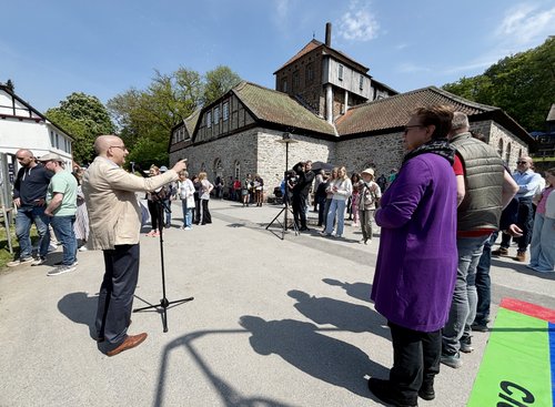 Landrat Ralf Schwarzkopf beim Museumsfest der Luisenhütte Balve-Wocklum. Foto: Alexander Bange / Märkischer Kreis