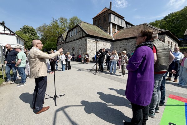 Landrat Ralf Schwarzkopf beim Museumsfest der Luisenhütte Balve-Wocklum. Foto: Alexander Bange / Märkischer Kreis