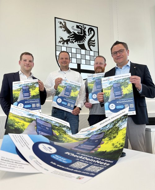 Jede Messung zählt bei der Mobilfunkmesswoche. Unser Bild zeigt (von links) Mobilfunkkoordinator Matthias Pohl, André Feuerstein, Fachdienstleiter Kreisentwicklung, Mobilfunkkoordinator Thomas Hoheisel und Landrat Marco Voge. Foto: Alexander Bange / Märkischer Kreis
