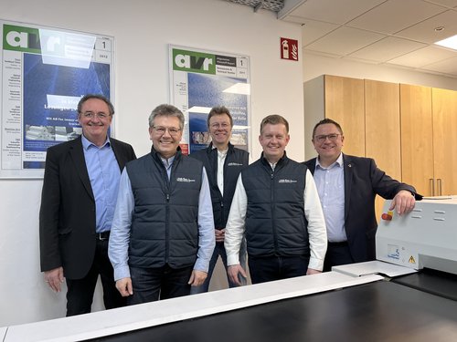 Unternehmensbesuch bei AB-Tec in Iserlohn (v.l.n.r.): Jochen Schröder (GWS Geschäftsführer), Michael Beckert (Sales Manager), Bernhard Kaschner (Geschäftsführer AB-Tec), Tobias Franke (Assistent der Geschäftsführung) und Landrat Marco Voge. Foto: Katharina Buschmann / Märkischer Kreis