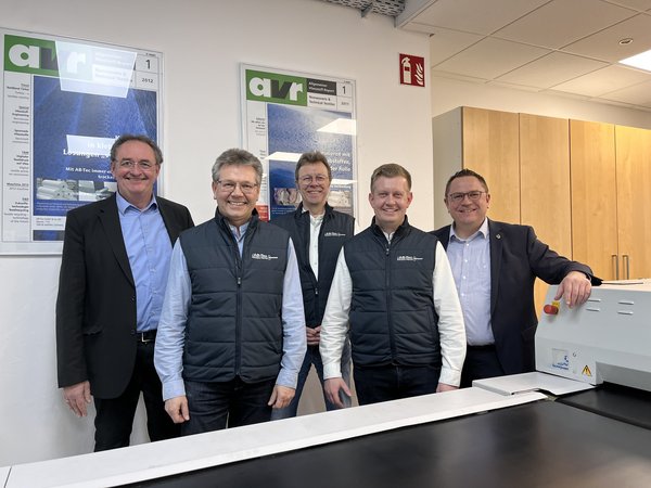 Unternehmensbesuch bei AB-Tec in Iserlohn (v.l.n.r.): Jochen Schröder (GWS Geschäftsführer), Michael Beckert (Sales Manager), Bernhard Kaschner (Geschäftsführer AB-Tec), Tobias Franke (Assistent der Geschäftsführung) und Landrat Marco Voge. Foto: Katharina Buschmann / Märkischer Kreis