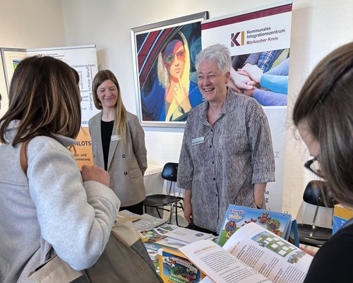 Beim Markt der Möglichkeiten konnten sich die rund 350 Experten aus unterschiedlichen Bildungsbereichen mit regionalen Anbietern aus dem Bereich Bildung und Integration austauschen. Foto: Hannah Heyn / Märkischer Kreis