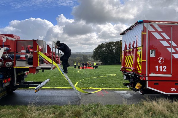 Gemeinsam mit Feuerwehren, Technischem Hilfswerk und Hilfsorganisationen führt der Bevölkerungsschutz des Märkischen Kreises am Samstag, 25. April, eine groß angelegte Übung in Lüdenscheid durch. Symbolfoto: Hannah Heyn / Märkischer Kreis