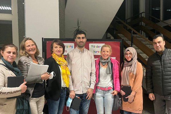 Das Kommunale Integrationszentrum des Märkischen Kreises bildet neue ehrenamtliche Sprachmittlerinnen und Sprachmittler aus. Sprachmittler unterstützen beispielsweise Elterngespräche in Schulen. Foto: privat