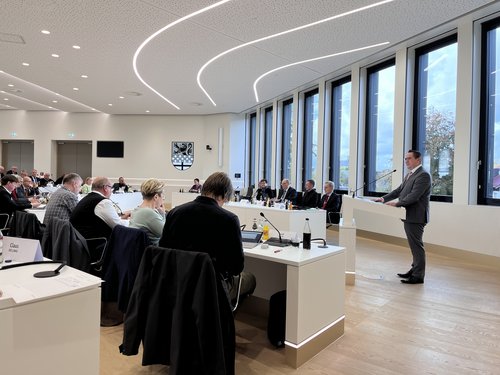 Landrat Marco Voge eröffnete den Kreistag im neuen Sitzungssaal im Kreishaus II in Lüdenscheid. Foto: Katharina Buschmann / Märkischer Kreis