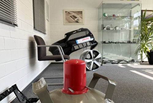 Die roten Kappen auf Propangasflaschen kennt fast jeder. Doch nur wenige wissen, dass sie in Kierspe produziert werden. Genauer gesagt: bei der Lahme GmbH & Co. KG in der Waldheimstraße. Foto: Alexander Bange / Märkischer Kreis