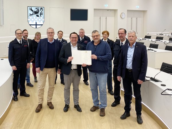 Dankeschön für die tolle Arbeit: Landrat Marco Voge, Fachbereichsleiter Horst Peter Hohage, Regiebetriebsleiter Uwe Krischer und Kolleginnen und Kollegen aus dem Rettungsdienst, der Feuerwehr und des Bevölkerungsschutzes verabschieden Jochen Reiffert. Foto: Alexander Bange / Märkischer Kreis
