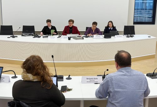 Der Wahlausschuss stellte in seiner Sitzung im Lüdenscheider Kreishaus einstimmig das amtliche Wahlergebnis der Bundestagswahl 2025 im Wahlkreis 149 (Märkischer Kreis II) fest. Foto: Alexander Bange / Märkischer Kreis
