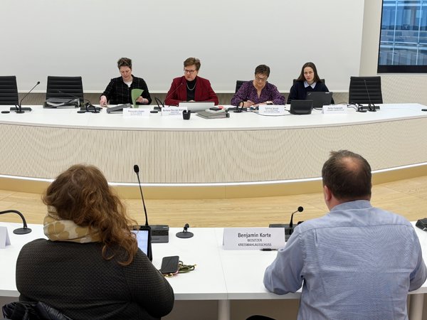 Der Wahlausschuss stellte in seiner Sitzung im Lüdenscheider Kreishaus einstimmig das amtliche Wahlergebnis der Bundestagswahl 2025 im Wahlkreis 149 (Märkischer Kreis II) fest. Foto: Alexander Bange / Märkischer Kreis