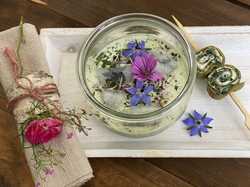 Erstmalig bietet die Kräuterpädagogin Sabine Kemper am Sonntag, 27. April einen Kochkurs nur mit Kräuterrezepten auf der Burg Altena an. Foto: Sabine Kemper