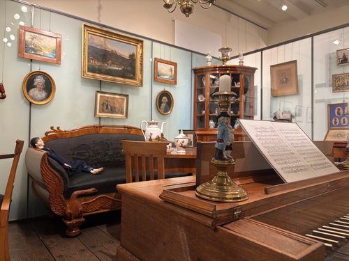 Besonderer Hingucker: Das Biedermeierzimmer hat pünktlich zum Jubiläum seinen Weg zurück in die Burgmauern gefunden. Foto: Katharina Buschmann / Märkischer Kreis