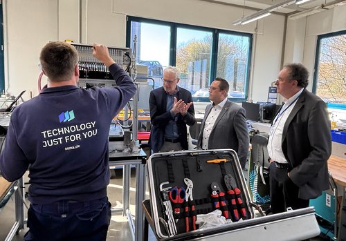 Hightech „Made in Schalksmühle“: Bei der Soma GmbH Industriemaschinen und Anlagenbau entstehen komplexe Prüfanlagen, moderne Dosiertechnik und digitale Werker-Assistenzsysteme, also digitale Montagearbeitsplätze. Foto: Alexander Bange / Märkischer Kreis