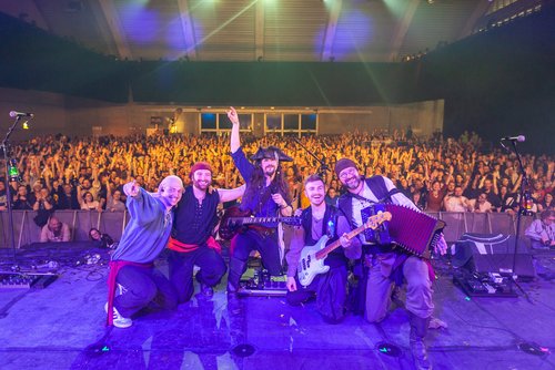 Für mitreißende Klangwellen beim Piratentreiben auf Burg Altena  sorgt am 2. und 3. August die Band „Pyrates!. Künstlerfoto