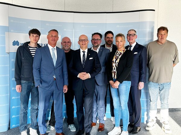 Unser Bild zeigt (von links): Mats Böhse, Stephan Böhse, Axel Sokolowski, Landrat Ralf Schwarzkopf, MdL Matthias Eggers, Dr. Christian Drefahl, Corinna Hohage-Jentsch, Dr. Karsten Hoffmann und Peter Schliefer. Foto: Märkischer Kreis