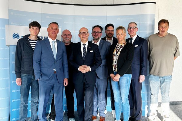 Unser Bild zeigt (von links): Mats Böhse, Stephan Böhse, Axel Sokolowski, Landrat Ralf Schwarzkopf, MdL Matthias Eggers, Dr. Christian Drefahl, Corinna Hohage-Jentsch, Dr. Karsten Hoffmann und Peter Schliefer. Foto: Märkischer Kreis