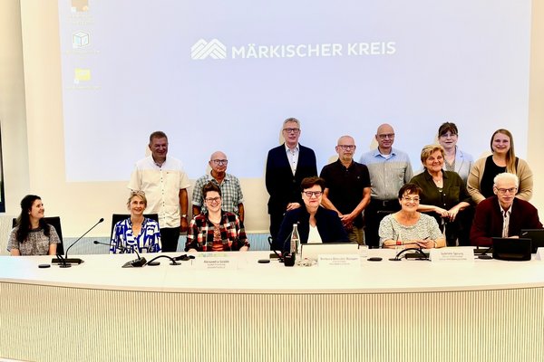 Der Kreiswahlausschuss des Märkischen Kreises unter Vorsitz von Kreisdirektorin Barbara Dienstel Kümper bestätigte am 18. Juli im Lüdenscheider Kreishaus die nach einer Vorprüfung zugelassenen Wahlvorschläge. Foto: Ulla Erkens/ Märkischer Kreis