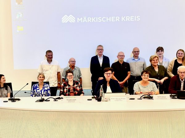 Der Kreiswahlausschuss des Märkischen Kreises unter Vorsitz von Kreisdirektorin Barbara Dienstel Kümper bestätigte am 18. Juli im Lüdenscheider Kreishaus die nach einer Vorprüfung zugelassenen Wahlvorschläge. Foto: Ulla Erkens/ Märkischer Kreis
