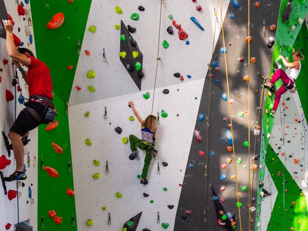 Sich gegenseitig zu unterstützen und sich als Familie mal ganz anders zu erleben, ist beim Klettern und Bouldern möglich - Ein Bildungsplanseminar der Jugendbildungsstätte des Märkischen Kreises. Foto: Brehm/ Märkischer Kreis 