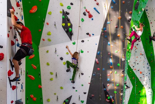 Sich gegenseitig zu unterstützen und sich als Familie mal ganz anders zu erleben, ist beim Klettern und Bouldern möglich - Ein Bildungsplanseminar der Jugendbildungsstätte des Märkischen Kreises. Foto: Brehm/ Märkischer Kreis 