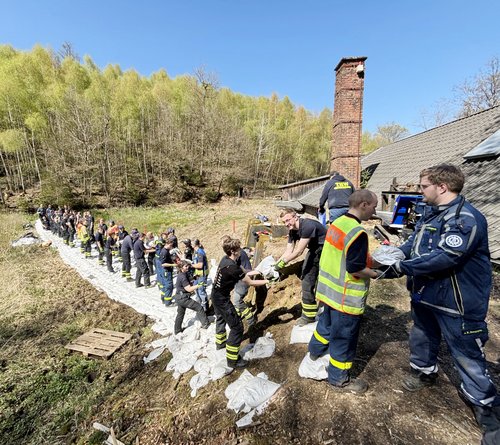 Hand in Hand im Einsatz: Feuerwehr und THW errichten einen Deich am Industriedenkmal Bremecker Hammer. Foto: Alexander Bange / Märkischer Kreis