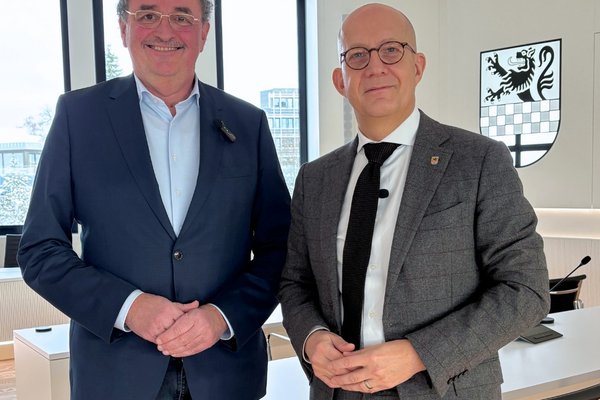 Industrieoffensive Märkische Region: Für Landrat Ralf Schwarzkopf (rechts) und Jochen Schröder (GWS) ist das Projekt ein starkes Signal für den Märkischen Kreis als Industriestandort mit Zukunft. Foto: Katharina Buschmann / Märkischer Kreis