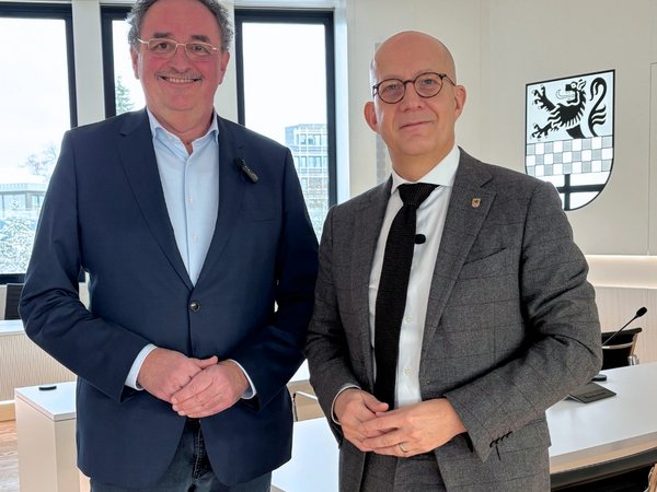 Industrieoffensive Märkische Region: Für Landrat Ralf Schwarzkopf (rechts) und Jochen Schröder (GWS) ist das Projekt ein starkes Signal für den Märkischen Kreis als Industriestandort mit Zukunft. Foto: Katharina Buschmann / Märkischer Kreis