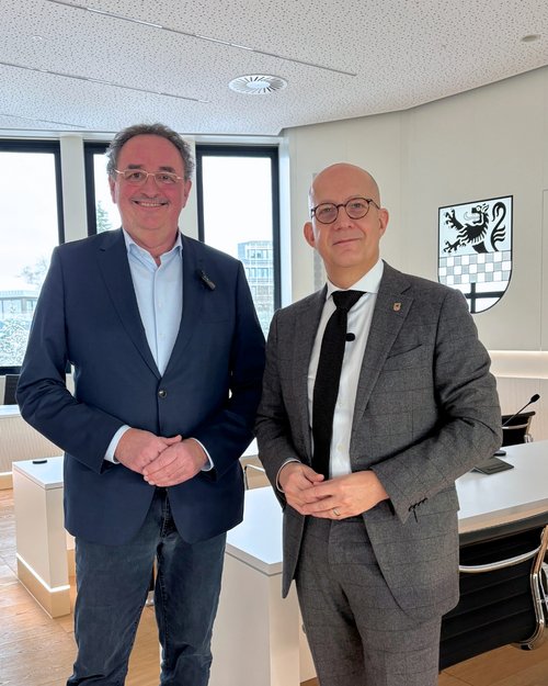 Industrieoffensive Märkische Region: Für Landrat Ralf Schwarzkopf (rechts) und Jochen Schröder (GWS) ist das Projekt ein starkes Signal für den Märkischen Kreis als Industriestandort mit Zukunft. Foto: Katharina Buschmann / Märkischer Kreis