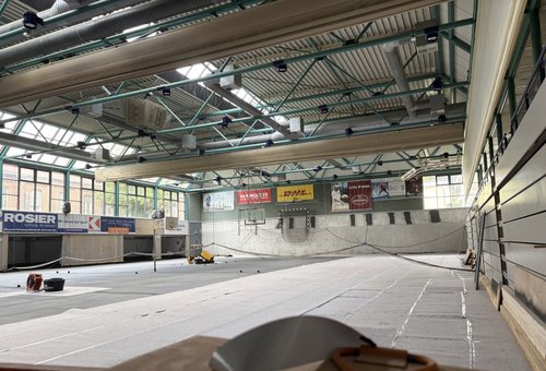 Die Sanierung der gesperrten Sporthalle des Hönne-Berufskollegs des Märkischen Kreises in Menden läuft weiterhin auf Hochtouren. Foto: Alexander Bange / Märkischer Kreis
