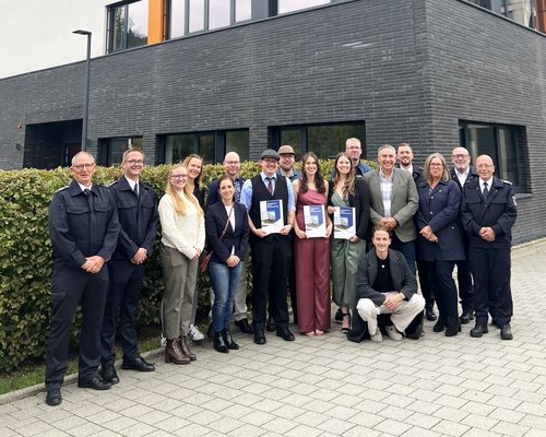 Prüfung bestanden: Das Rettungsdienst-Team des Märkischen Kreises freut sich mit den zwei neuen Notfallsanitäterinnen und einem neuen Notfallsanitäter. Foto: Märkischer Kreis