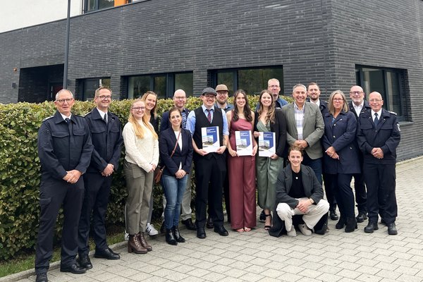 Prüfung bestanden: Das Rettungsdienst-Team des Märkischen Kreises freut sich mit den zwei neuen Notfallsanitäterinnen und einem neuen Notfallsanitäter. Foto: Märkischer Kreis