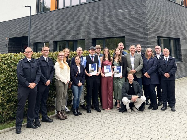 Prüfung bestanden: Das Rettungsdienst-Team des Märkischen Kreises freut sich mit den zwei neuen Notfallsanitäterinnen und einem neuen Notfallsanitäter. Foto: Märkischer Kreis