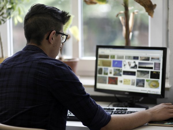 Um das Thema Medienkompetenz geht es am 24. März in der Städtischen Gesamtschule Menden. Symbolfoto: Raffi Derian / Märkischer Kreis