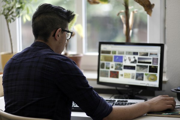 Um das Thema Medienkompetenz geht es am 24. März in der Städtischen Gesamtschule Menden. Symbolfoto: Raffi Derian / Märkischer Kreis
