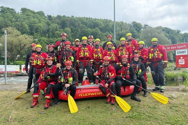 Insgesamt zwölf Feuerwehrleute aus Balve, Nachrodt und Iserlohn haben erfolgreich an der intensiven Ausbildung zum zertifizierten Strömungsretter („Swiftwater Rescue Technician“) teilgenommen. Foto: Feuerwehr Iserlohn