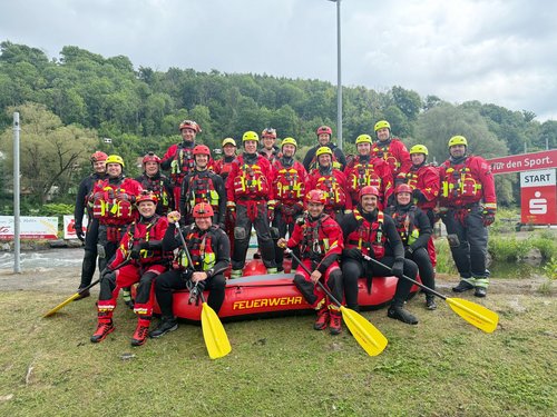 Insgesamt zwölf Feuerwehrleute aus Balve, Nachrodt und Iserlohn haben erfolgreich an der intensiven Ausbildung zum zertifizierten Strömungsretter („Swiftwater Rescue Technician“) teilgenommen. Foto: Feuerwehr Iserlohn