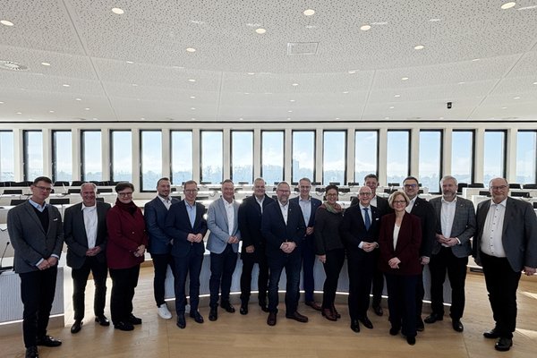 Landrat Ralf Schwarzkopf hatte die neu- und wiedergewählten Bürgermeisterinnen und Bürgermeister der Städte und Gemeinden ins Kreishaus Lüdenscheid eingeladen. Foto: Alexander Bange / Märkischer Kreis