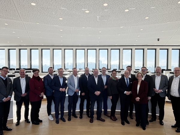 Landrat Ralf Schwarzkopf hatte die neu- und wiedergewählten Bürgermeisterinnen und Bürgermeister der Städte und Gemeinden ins Kreishaus Lüdenscheid eingeladen. Foto: Alexander Bange / Märkischer Kreis