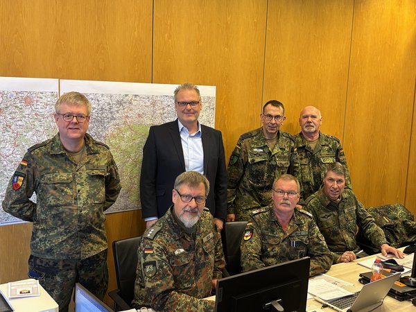 Das Kreishaus Lüdenscheid war Schauplatz einer Regionalübung des Kreisverbindungskommandos (KVK) des Märkischen Kreises. Ziel: die Zusammenarbeit mit der Bundeswehr im Krisenfall zu stärken. Foto: Alexander Bange / Märkischer Kreis