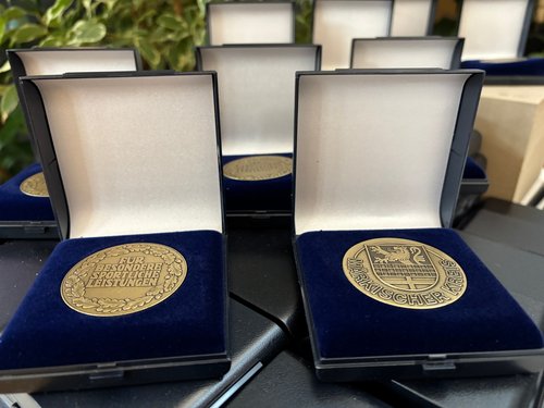 Für ihre besonderen Leistungen wurden die Sportlerinnen und Sportler unter anderem mit einer Medaille ausgezeichnet. Foto: Katharina Buschmann / Märkischer Kreis