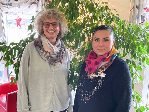 Anke Dahlhaus (links) und Daniela Böhme (rechts) vom CMS Seniorenzentrum Herscheid berichten von ihren Erfahrungen bei den Berufsfelderkundungstagen. Foto: CMS Seniorenzentrum Herscheid