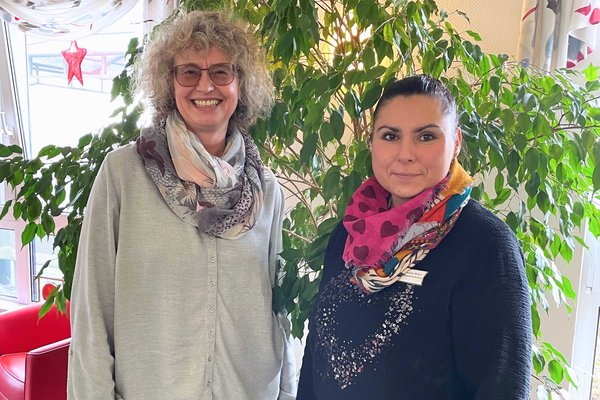 Anke Dahlhaus (links) und Daniela Böhme (rechts) vom CMS Seniorenzentrum Herscheid berichten von ihren Erfahrungen bei den Berufsfelderkundungstagen. Foto: CMS Seniorenzentrum Herscheid